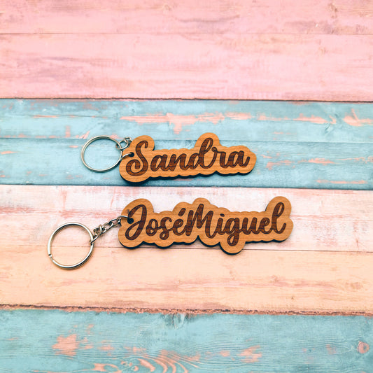 Llavero con nombre en cerezo